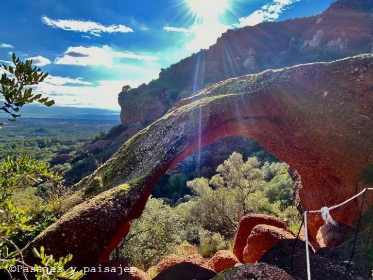 LA ROCA FORADADA Y LA CUEVA DE BRUGUERS, unas formaciones rocosas de fantasía