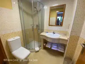 Baño de la habitación del Hostal Quevedo