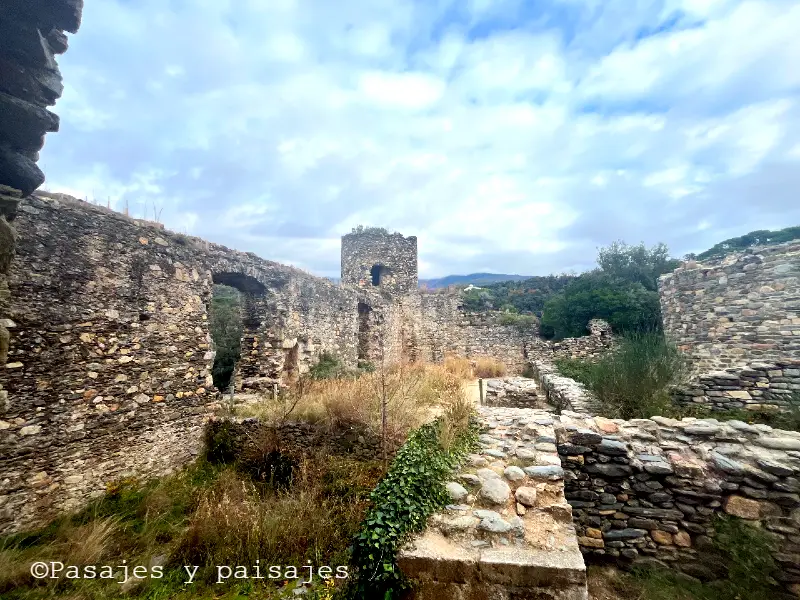 ruinas del castell de Montclús